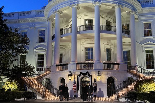 500 velas en la Casa Blanca por los 500 mil muertos por Covid-19 en EU #VIDEO