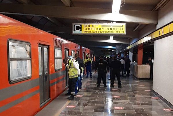 Dos personas murieron tras arrojarse a las vías del Metro este lunes
