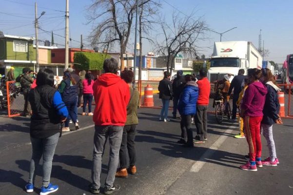 Pobladores de Ecatepec bloquearon Avenida Central ante falta de vacunas #VIDEO