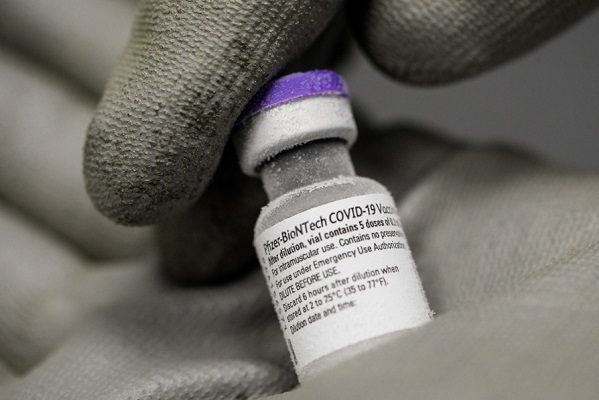 Las vacunas se envían en un contenedor térmico especialmente diseñado que puede utilizarse como almacenamiento temporal durante un total de hasta 30 días rellenando con hielo seco cada cinco días. Antes de mezclarse con un diluyente salino, la vacuna también puede refrigerarse durante un máximo de cinco días a la temperatura estándar del frigorífico, entre dos y ocho grados centígrados. https://www.milenio.com/politica/pfizer-vacuna-covid-pude-almacenar-15-grados-centigrados