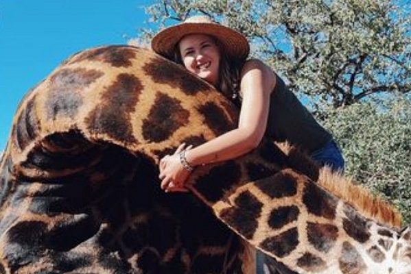 ¡Indignante! Mujer caza a jirafa y expone su corazón en redes (IMÁGENES FUERTES)