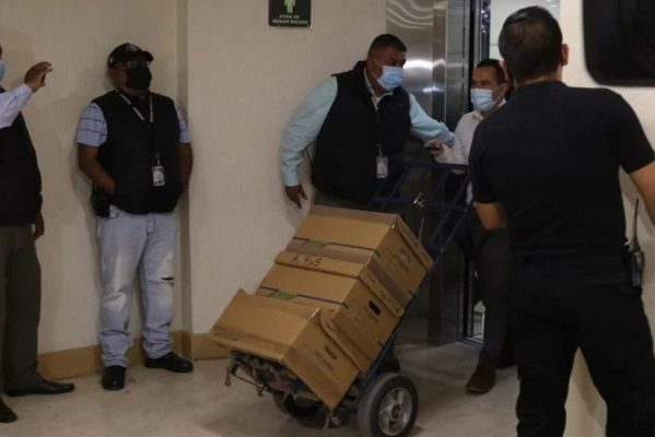 FGR entrega seis cajas con expedientes contra García Cabeza de Vaca #VIDEO