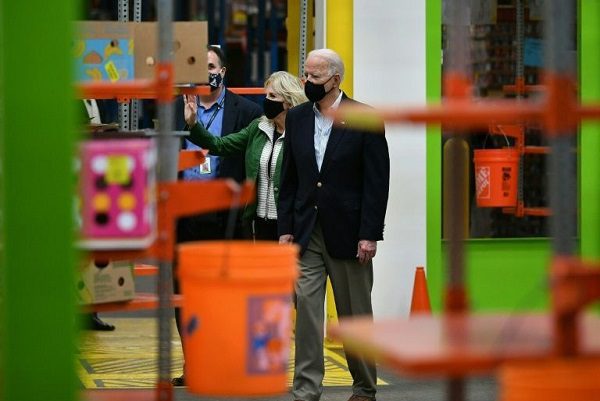 Biden visita Texas tras crisis por tormenta invernal