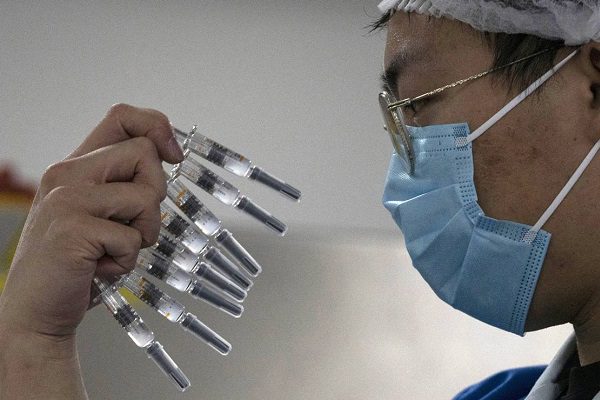 China aprueba uso público de dos vacunas antiCovid