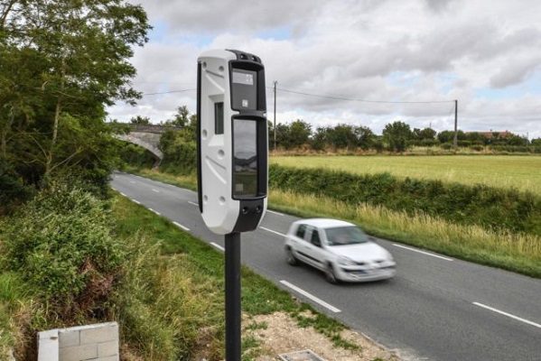 Abuelito es detenido tras ir a 191 km/h para recibir su vacuna