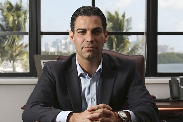 Miami abre investigación contra comunicador mexicano que se vacunó en el estado