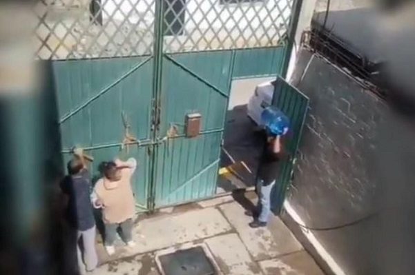 ¡Indignante! Sujeto golpea e insulta a su madre en Ixtapaluca #VIDEO