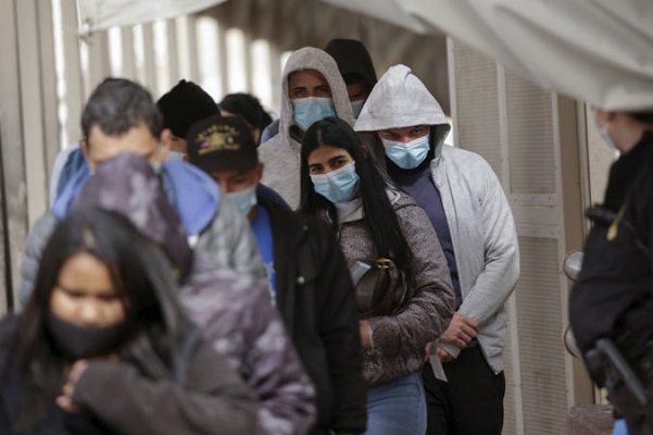 Biden retira prohibición a migrantes de Trump por pandemia