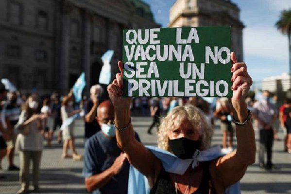 Miles protestaron en Argentina por escándalo de vacunación "VIP"