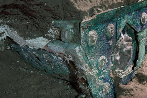 Encuentran un carruaje ceremonial casi intacto en Pompeya #VIDEO