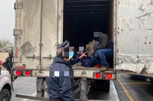 Vinculan a proceso a "pollero" que transportaba 108 migrantes en NL