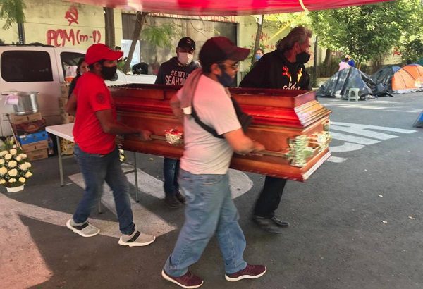 Con féretro y cuerpo, familiares de víctimas de personas desaparecidas se manifiestan en Segob