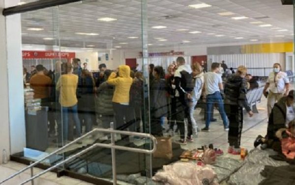 Tras intervención de Ebrard, grupo de rumanos varados en Cancún logran entrar a México
