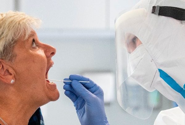 Variante brasileña de Covid llega hasta Francia