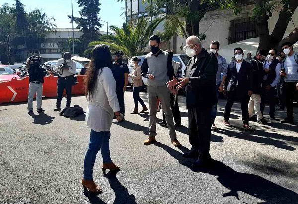 Mujer intenta inmolarse frente a Segob