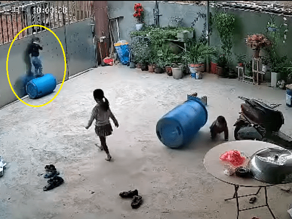 ¡Escalofriante! Menor casi pierde la vida en accidente casero #VIDEO