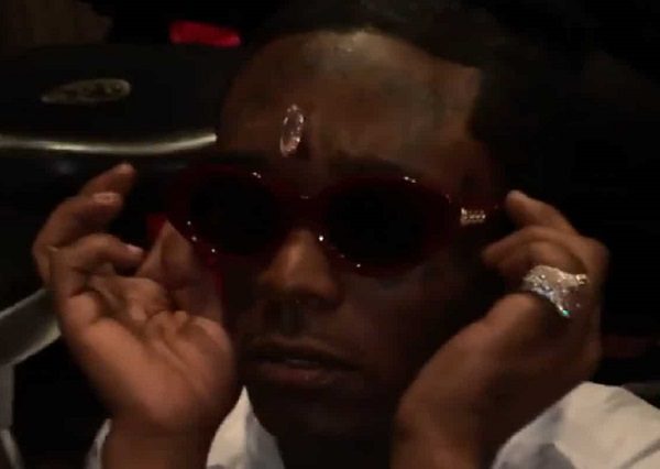 ¡Vaya accesorio! Rapero se incrusta diamante de 24 mdd en la frente