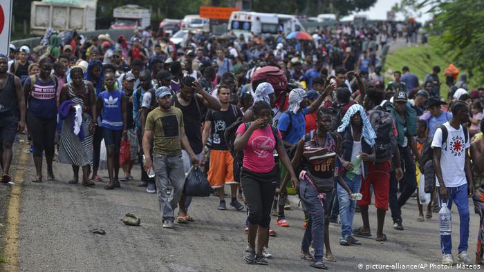 Primeros migrantes varados en México cruzan a EU para solicitar asilo