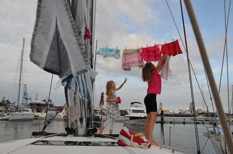 Familia pasa confinamiento por covid navegando en el mar