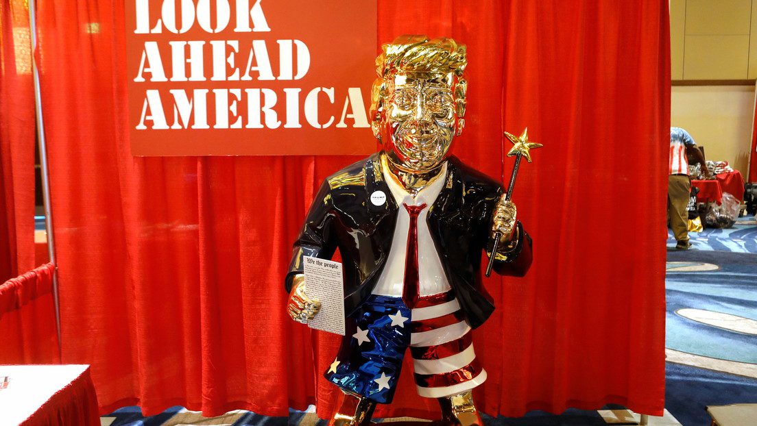 Aparece estatua dorada de Trump en conferencia conservadora de EUA