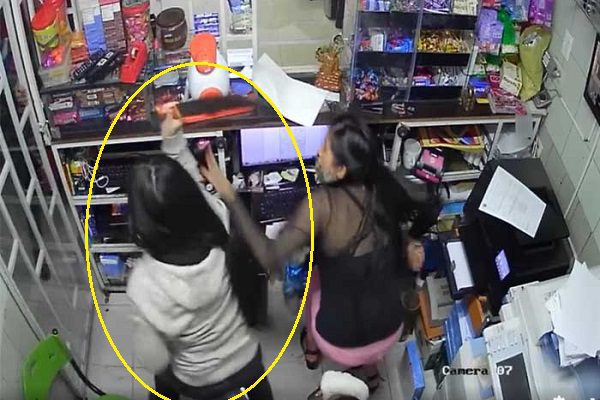 Machete en mano, joven defiende negocio familiar se asalto #VIDEO