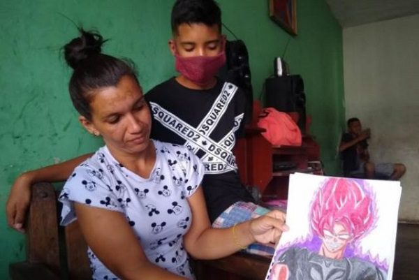 Menor con autismo vende dibujos para poder comer #VIDEO