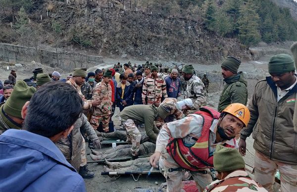 Se eleva a 26 el número de muertes tras colapso de glaciar en la India