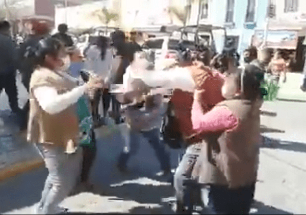 Vendedoras ambulantes se agarran a golpes con funcionarios de Tehuacán #VIDEO