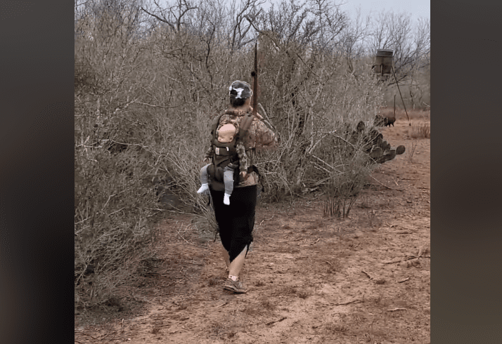 Mujer con bebé en la espalda caza jabalí y se viraliza #VIDEO