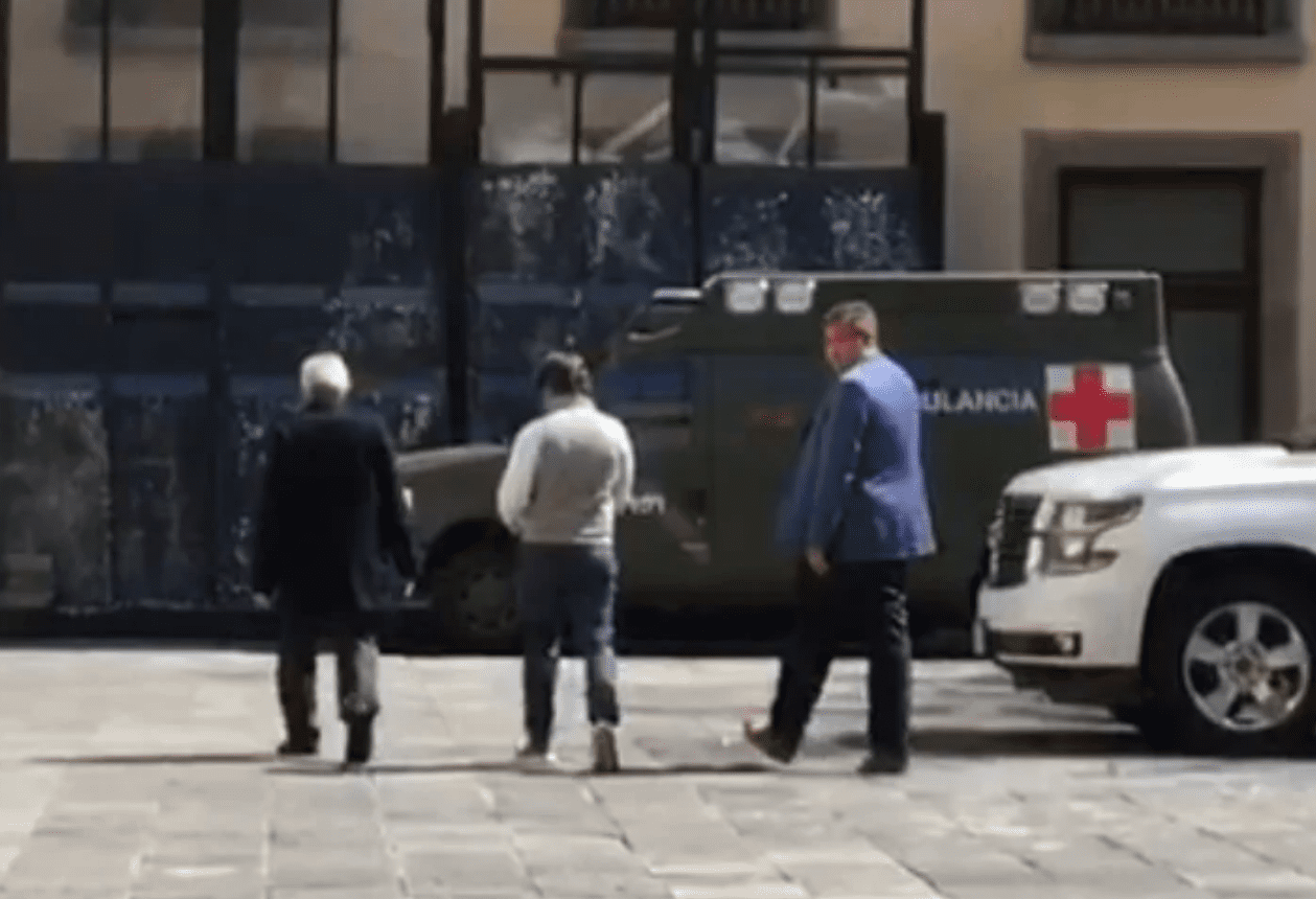 Captan a AMLO paseando con cubrebocas en Palacio Nacional #VIDEO