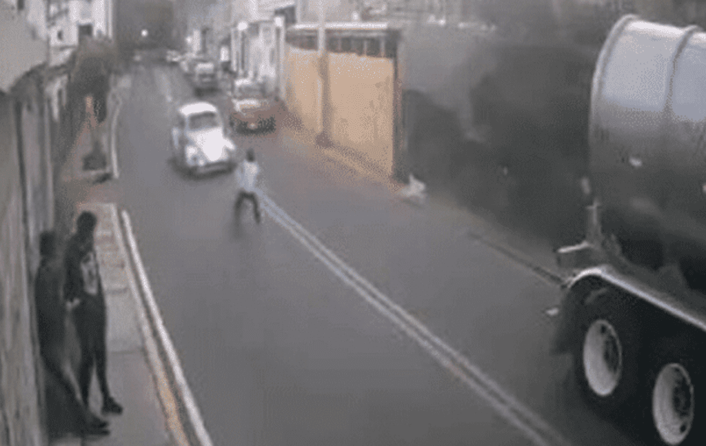 Ciclista sale volando tras ser impactado por auto en Cuajimalpa #VIDEO