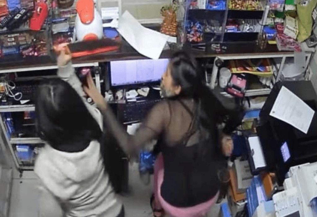 Niña enfrenta con machetazos a asaltantes en Colombia #VIDEO