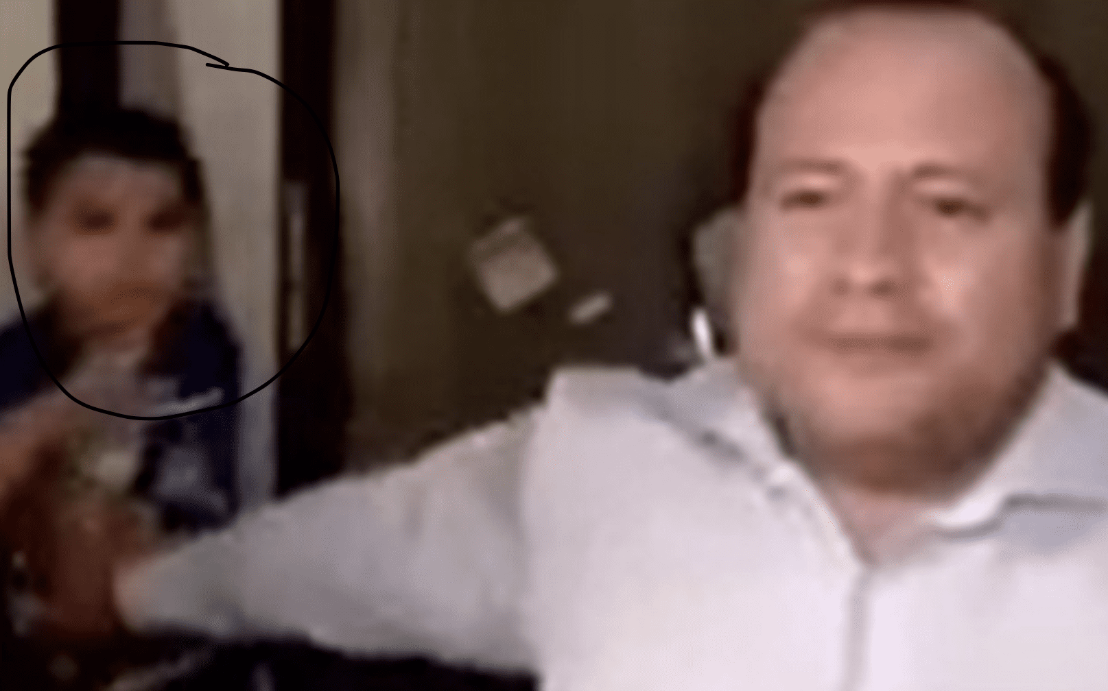 Niño interrumpe a su papá en plena clase en línea, se hace viral en TikTok #VIDEO