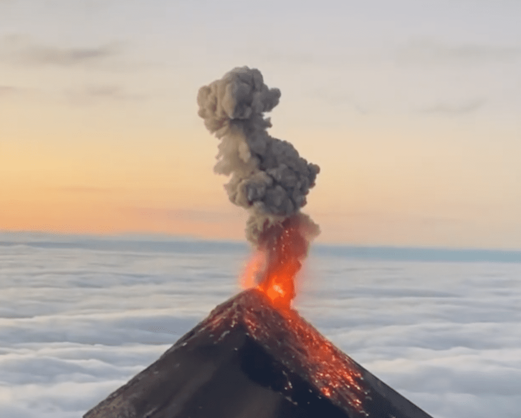 Guatemala declara en erupción al Volcán de Fuego #VIDEO