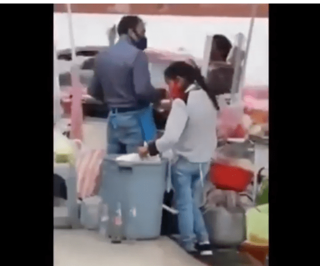 Reutilizan desechables sucios en puesto de comida de Guadalajara #VIDEO