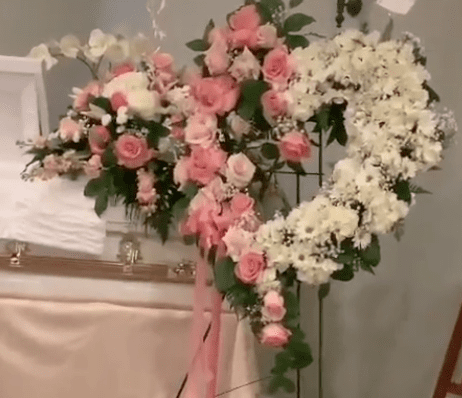 Mamá crea polémica al compartir #VIDEO arrullando a su hija en su funeral