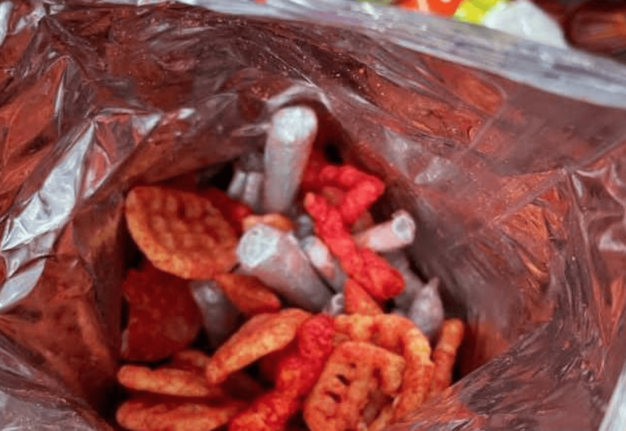 ¿Cigarros botana? aseguran 500 ilegales, ocultos en bolsas de frituras