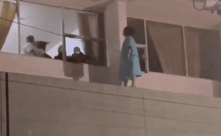 Mujer intenta suicidarse desde el segundo piso de un hospital en Saltillo #VIDEO