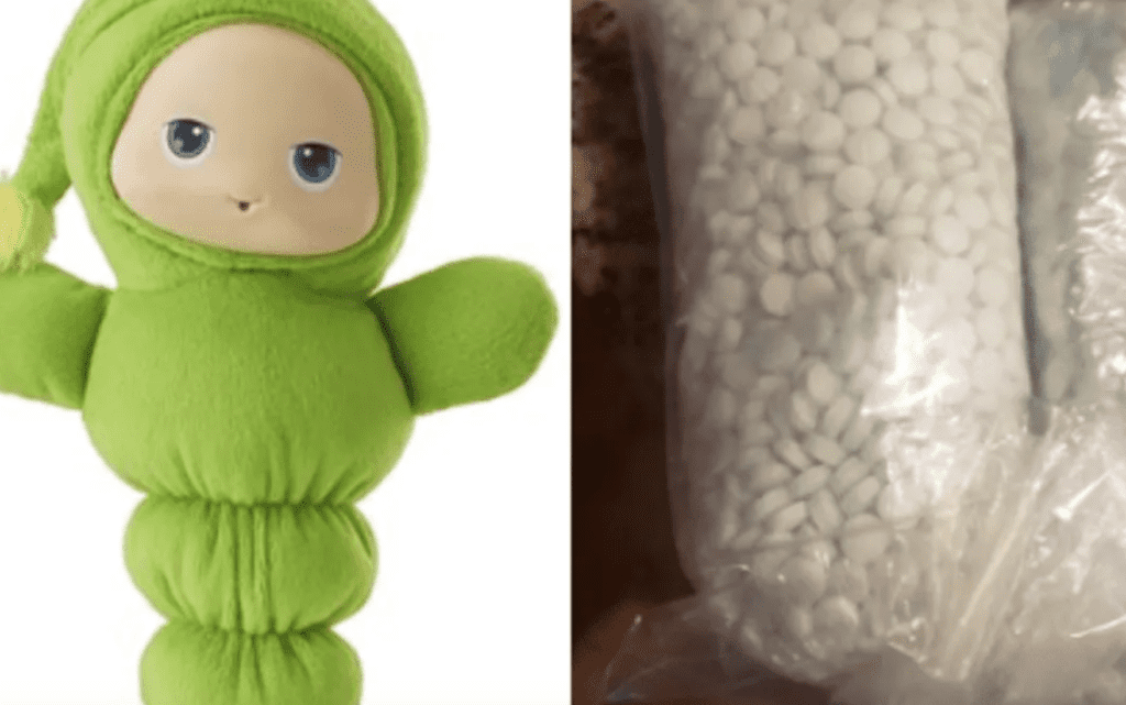 Compran muñeca para su hija y descubren 5 mil píldoras de fentanilo en interior