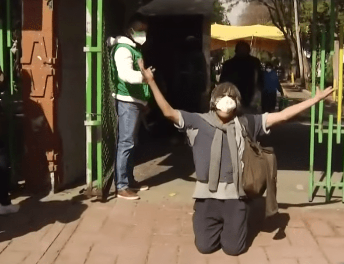 Maestro de matemáticas agradece de rodillas la vacuna contra Covid-19 #VIDEO