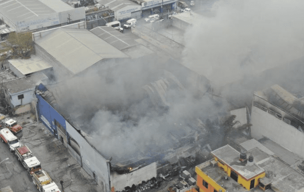 Controlan incendio en bodegas de Monterrey, desalojan a 400 personas #IMÁGENES