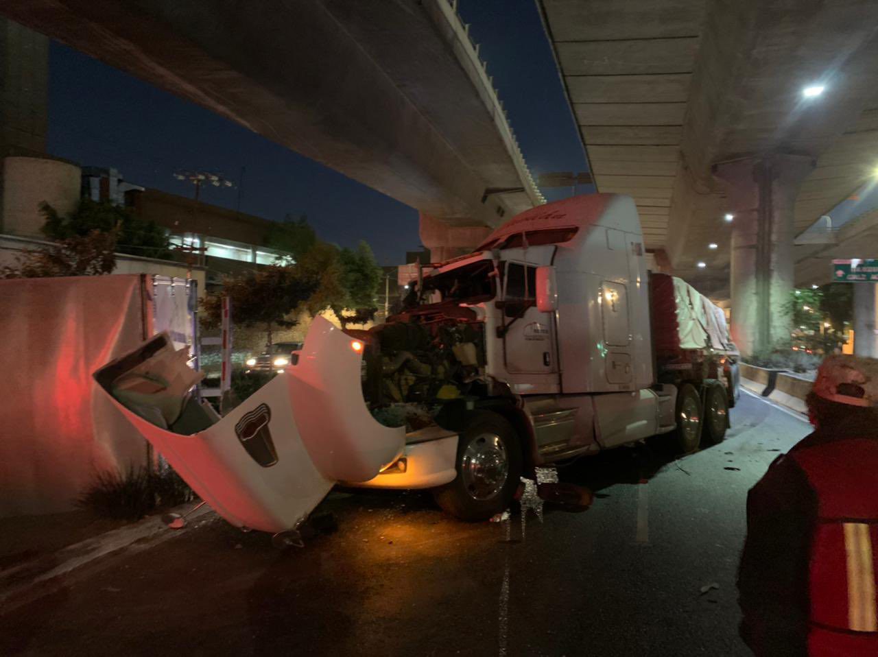 Vuelca tráiler en Viaducto-Tlalpan, afecta vialidad en CDMX