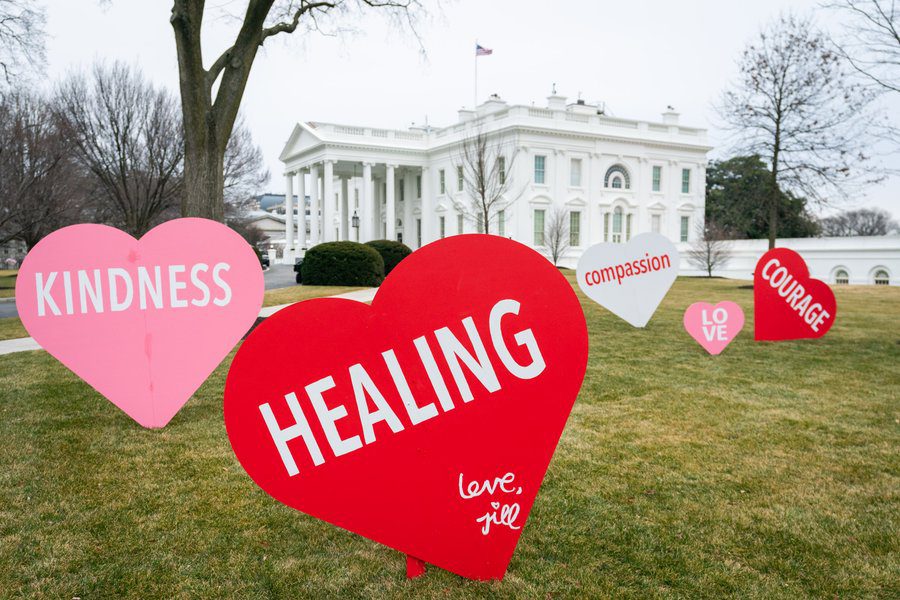 Colocan corazones en la Casa Blanca para celebrar San Valentín