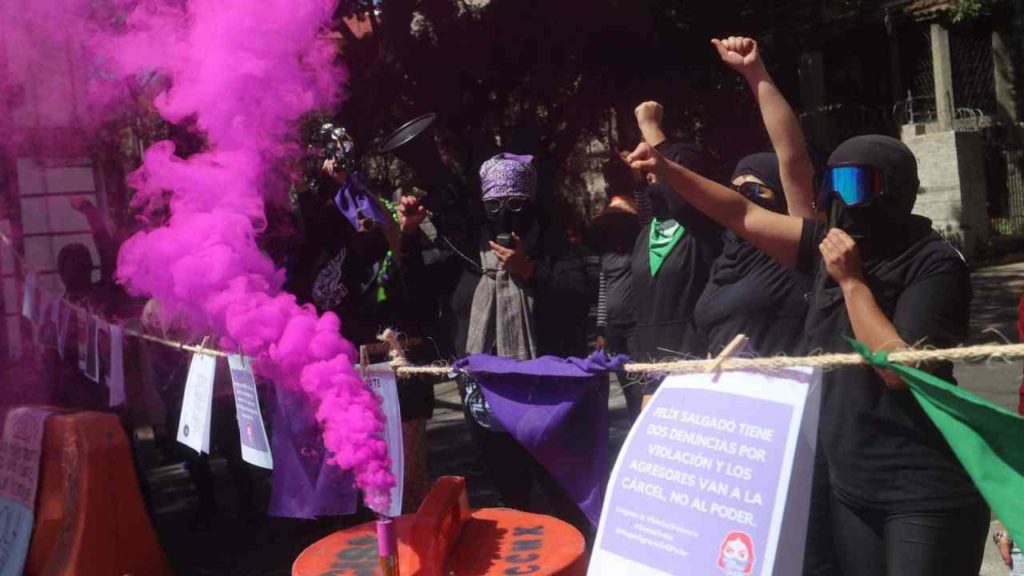 Feministas instalan plantón afuera de MORENA contra Salgado Macedonio
