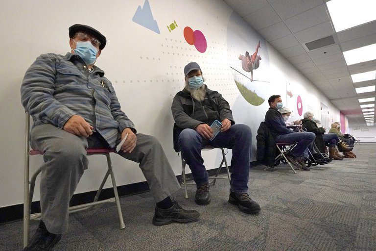 "Se busca anciano" la polémica campaña para vacunarse en Massachussetts