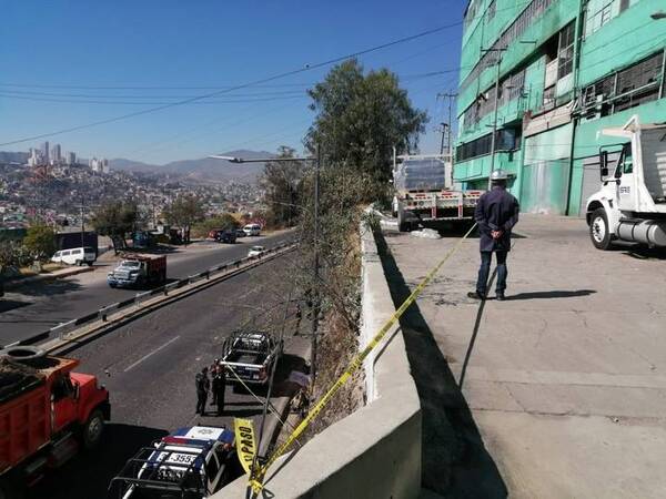 Hombre sufre caída de 20 metros y muere en Naucalpan