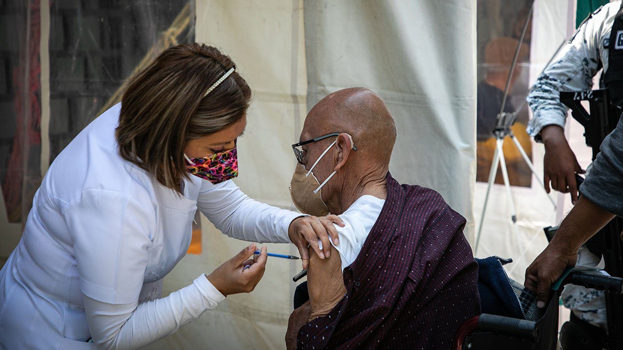 Inicia aplicación de vacuna Sputnik V en Iztacalco, Tláhuac y Xochimilco