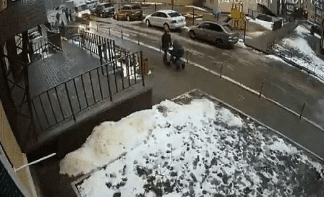 Hombre se suicida y cae sobre carriola de un bebé #VIDEO