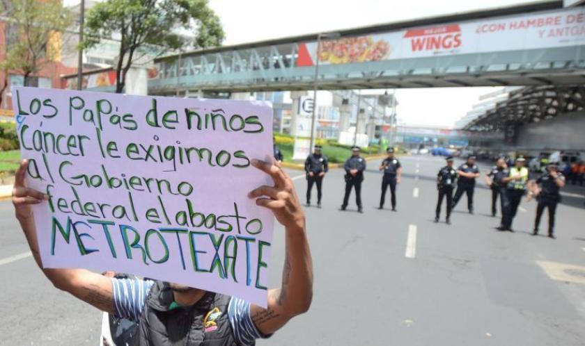 Padres de niños con cáncer exigen al gobierno federal cumplir con abasto de medicinas