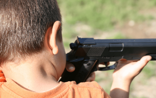 Niño de 12 se enfrenta a tiros contra asaltantes